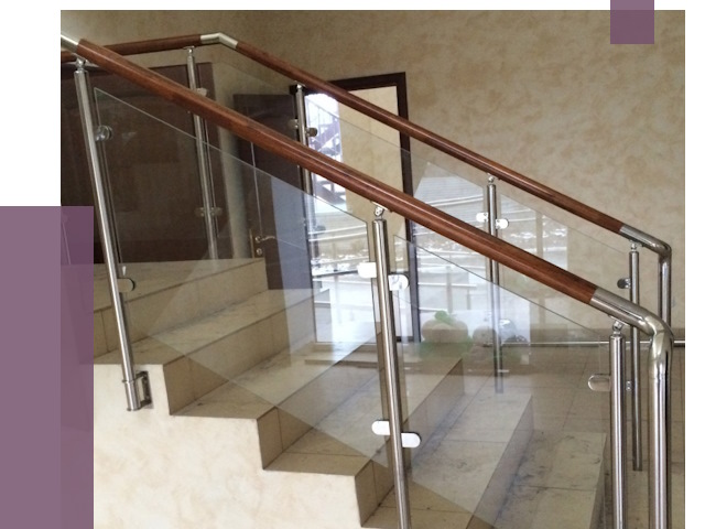 Комбинированные перила из металла и дерева в Горном-Алтайске