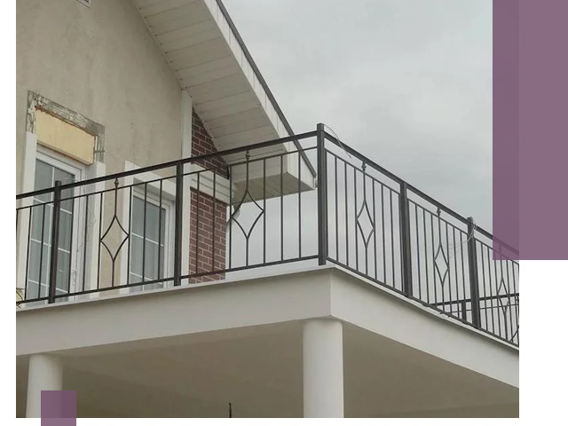 Изготовление балконных ограждений в Горном-Алтайске из металла и стекла